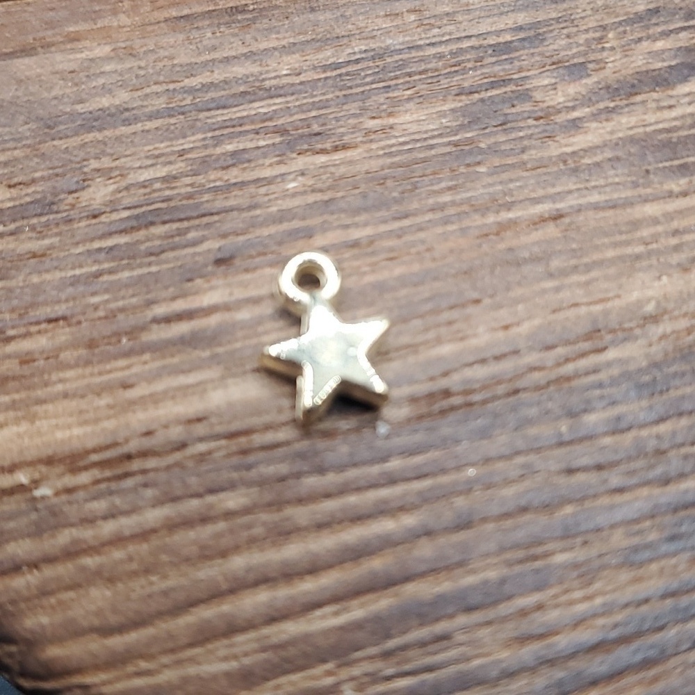 P135‎ tiny star charm